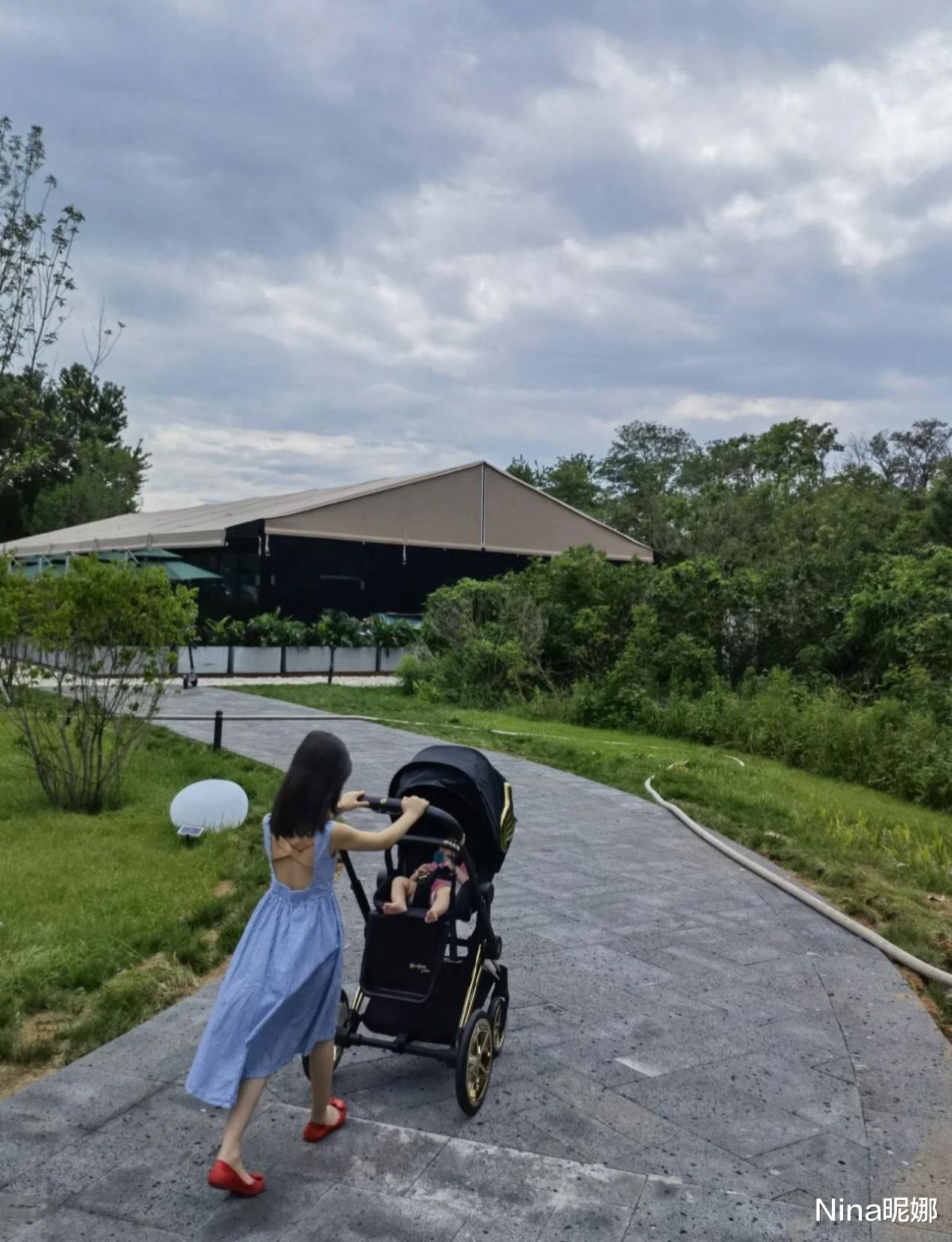 张梓琳|张梓琳罕见带俩娃逛公园，穿T恤配半身裙，5岁女儿露背裙比妈还招摇