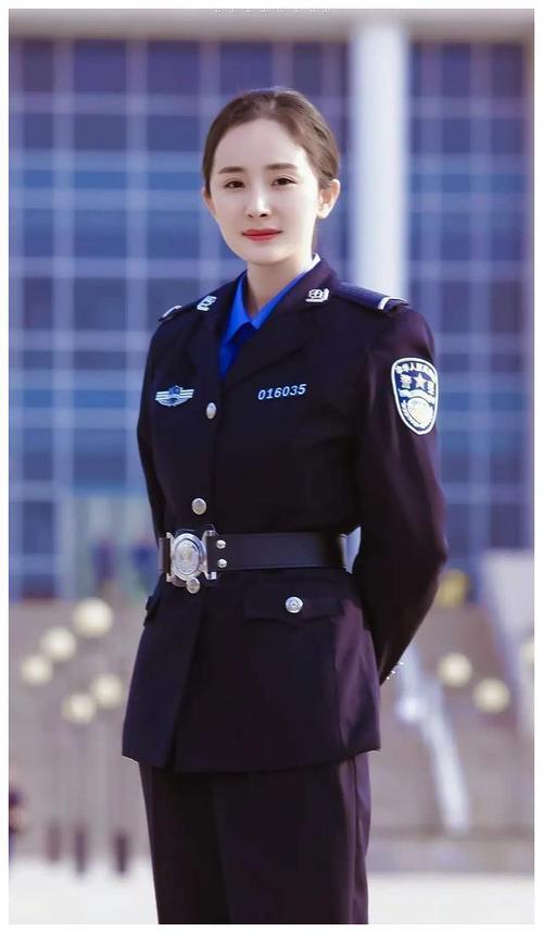 小姐姐|“最美警花”走红，嘲笑自己是胖女孩，网友：该胖的地方都胖了