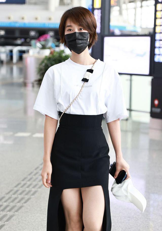 辰雪聊时尚|没想到蓝盈莹还是个腿精，穿“不规则”黑裙配T恤，时髦又显身材