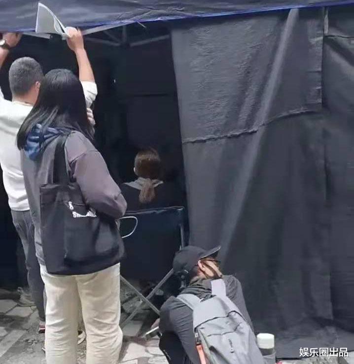 江疏影|江疏影穿黑色毛衣拍戏，造型朴素被指平平无奇，网友：以为是群演
