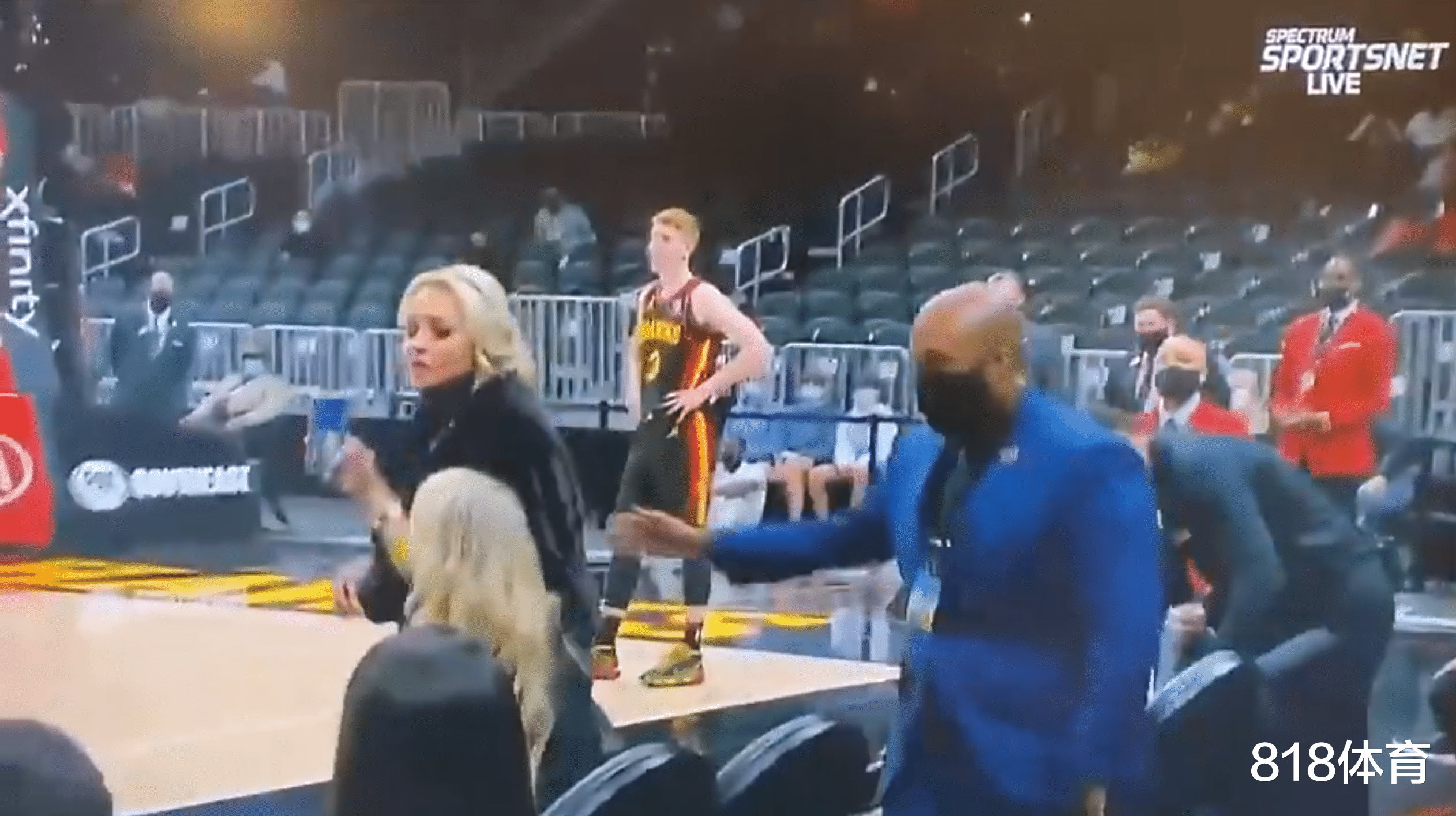 勒布朗·詹姆斯|你惹他干嘛! 美女富婆場邊沖詹皇噴垃圾話, 老詹連砍9分帶走勝利