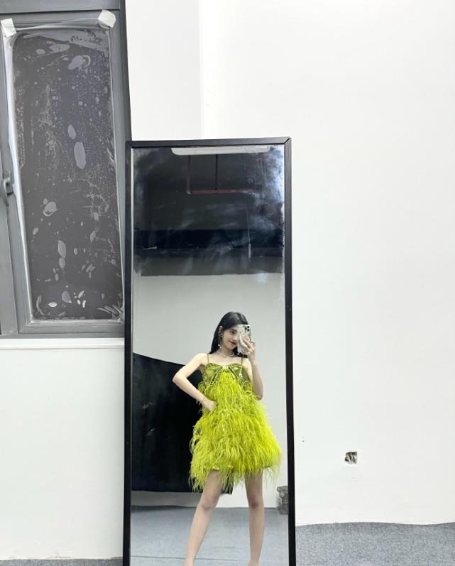 鞠婧祎|鞠婧祎清晨穿吊带开窗，却被“女神腋窝”抢镜，网友：下功夫了