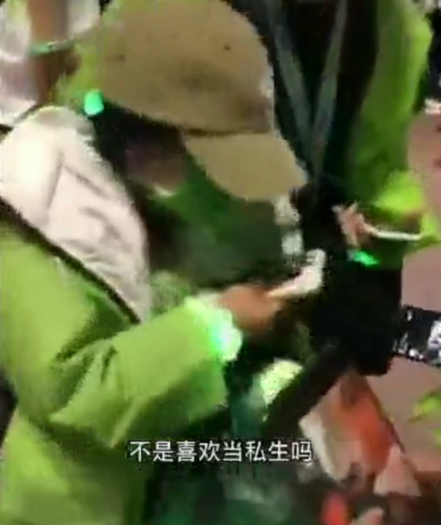 张云雷|咎由自取！张云雷遭追拍险摔倒，粉丝齐心协力一招逼哭私生