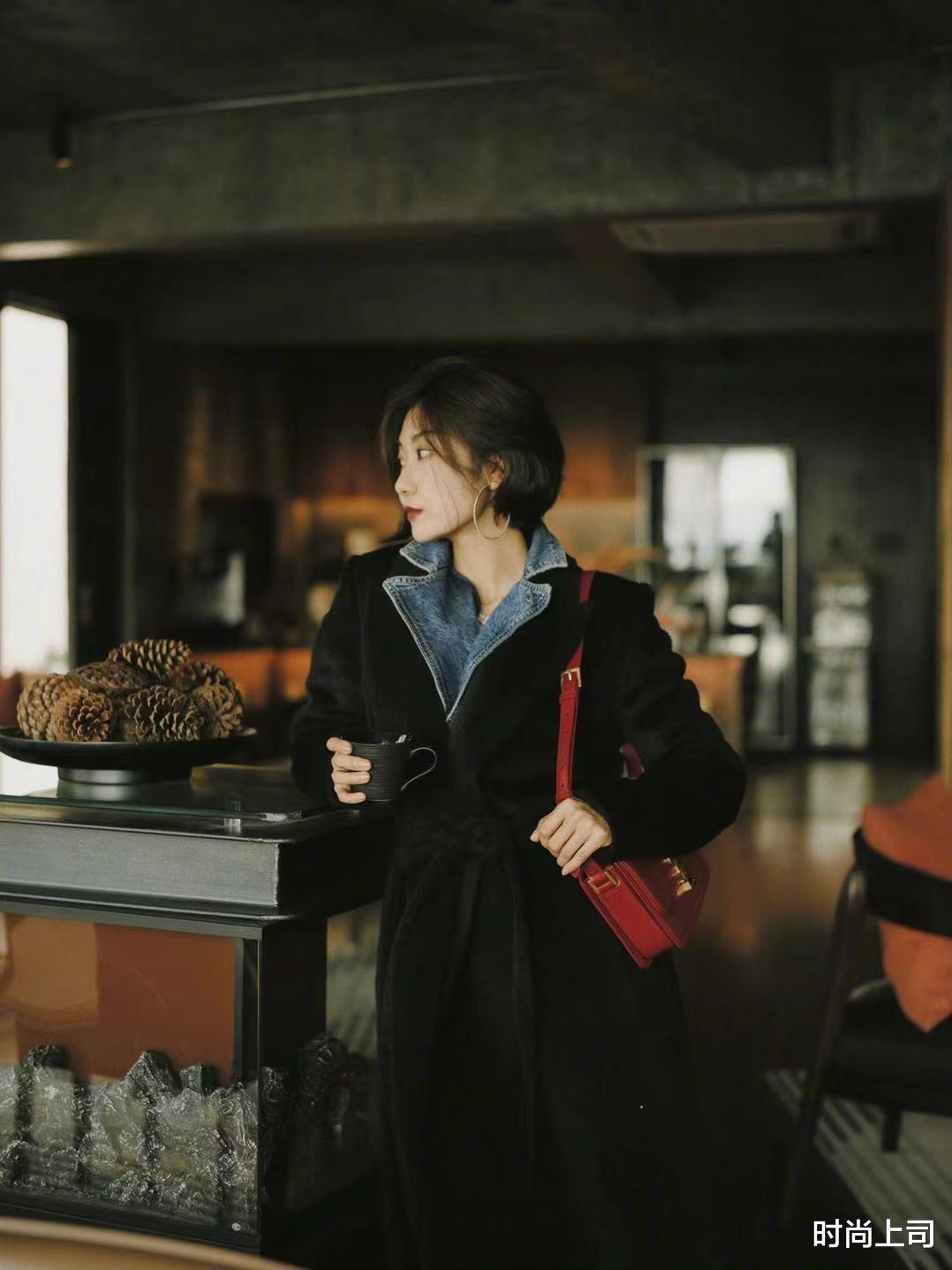 |牛仔连体裤搭配黑色大衣,看似简单,实则很高级