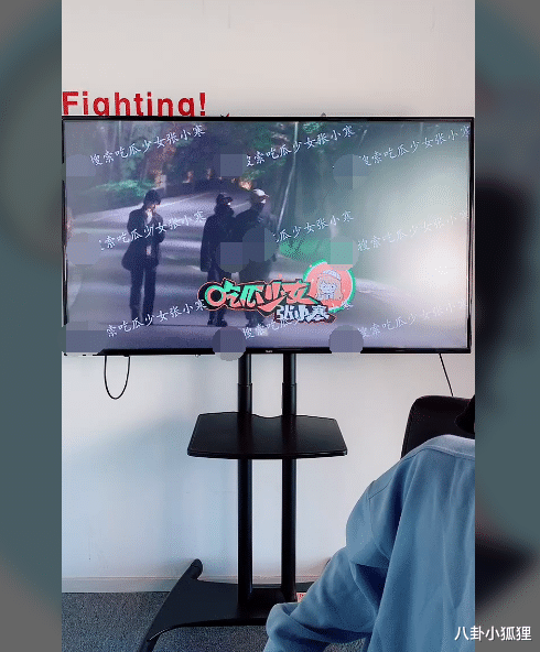 |47岁周迅新恋情曝光！与吉他手十指紧扣同回酒店，男方长相普通