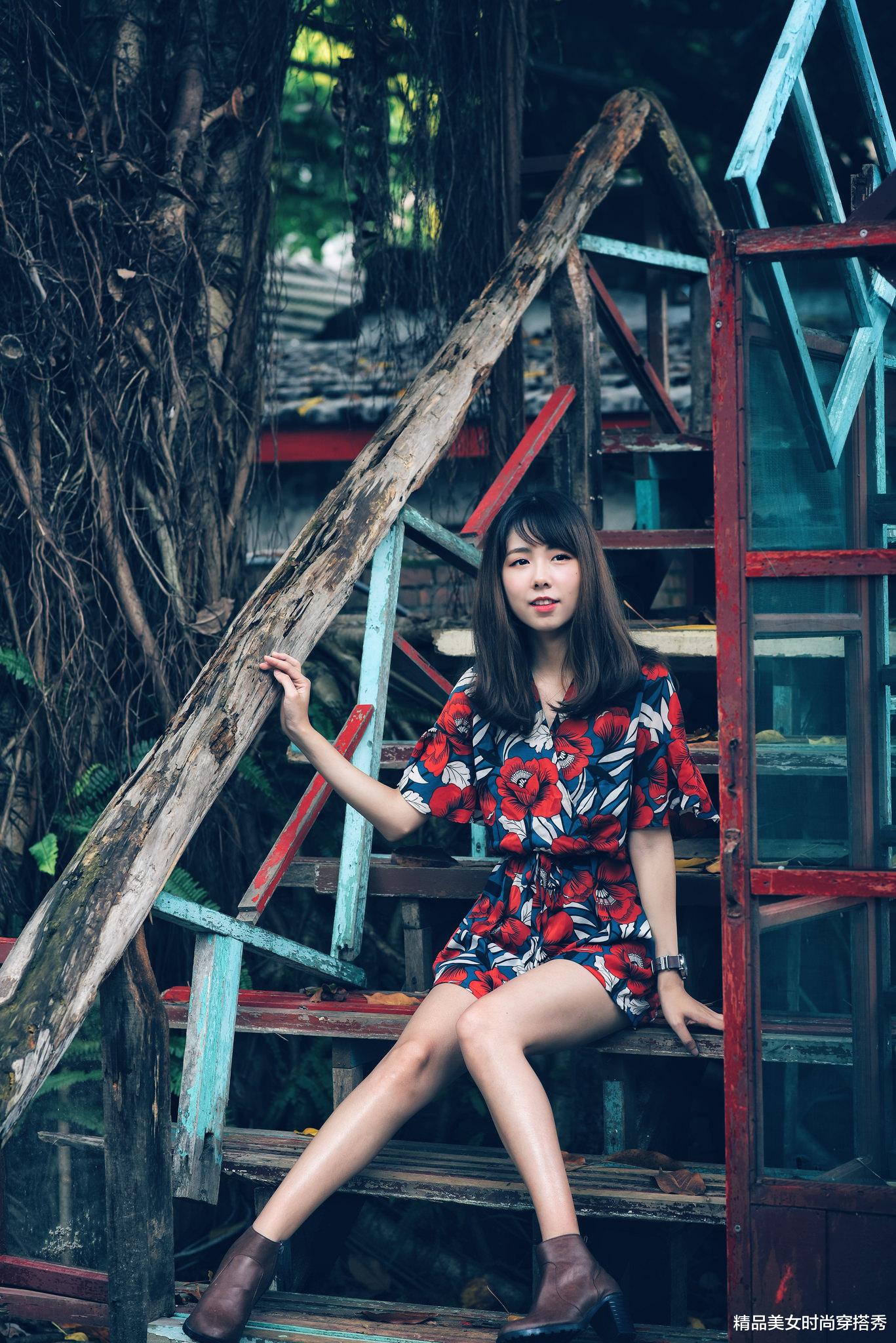 精品美女时尚穿搭秀|秋日这样穿碎花裙，优雅又不失女人味