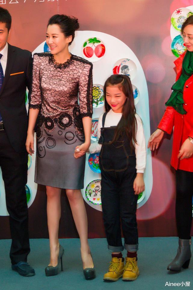 Ainee小屋 许晴状态保养得好，穿蕾丝装透白嫩肤色，真该加个外套遮一遮