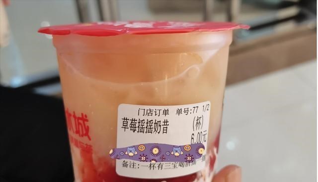 小喵姐|蜜雪冰城4元柠檬茶，干翻30元喜茶？入秋的第一杯奶茶，你选谁？