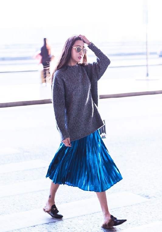 美人哒 严宽娇妻真会往嫩了捯饬,薄纱裙下搭粉兔裤,36岁比16岁还招摇