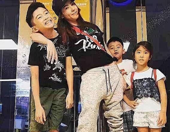 谢霆锋|谢霆锋的长子即将登台，王菲的五个字被谢霆锋戳中泪点