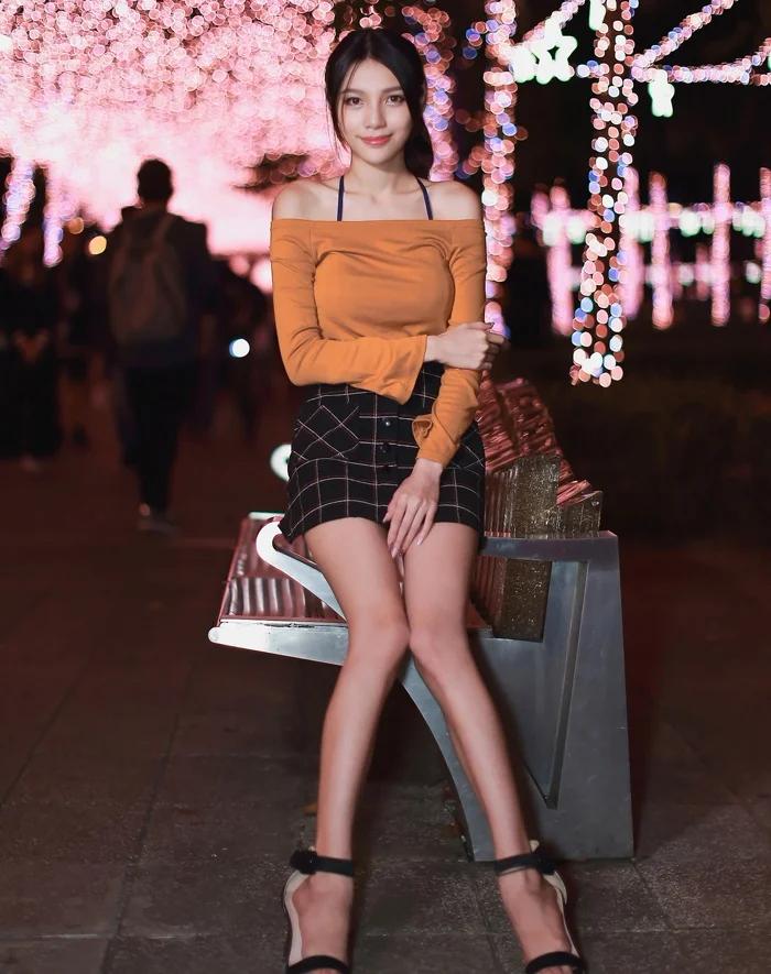 田间诗 宁静的夜，适合穿一款裸肩长袖衫搭配超短裙的装扮！