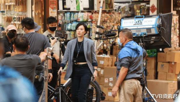 郭富城|首次挑战演丑角！56岁郭富城新戏变身龅牙大贼，闹市上演枪战惹注目