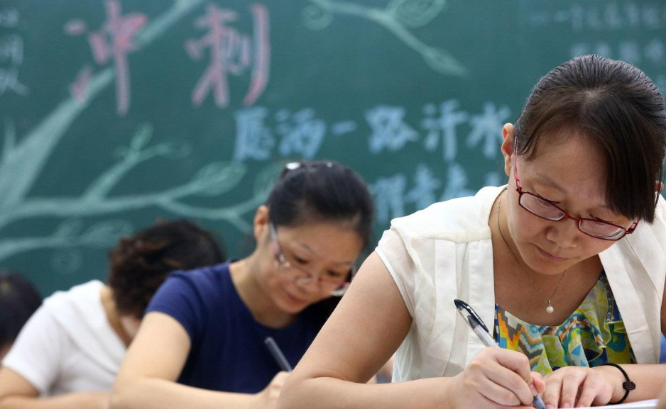 特岗教师|2021特岗教师招聘8.4万名，薪资待遇优厚，期满可转事业编