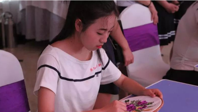 高考|“宁愿不上学，也不上职业高中”，三年后的差距，高中生羡慕了