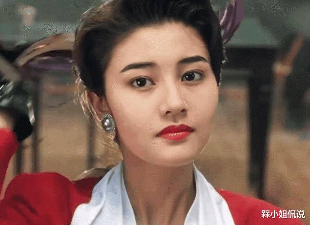 槑小姐侃说|李嘉欣在老公儿子前也放得开,穿休闲装年轻减龄,裤子镂空真抢镜