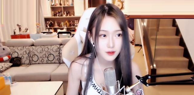 腐团儿|腐团儿新春发图，再出火舞cos，水友看后不买账：这是过年吃胖了？