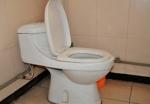 家居超人|不用马桶时,马桶盖要不要盖上?别小瞧这个细节,你做对了吗