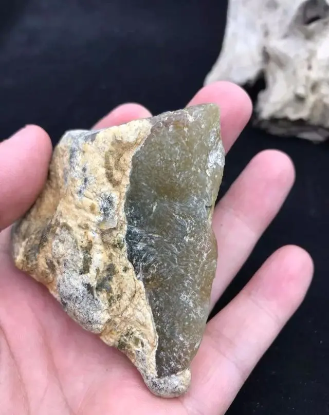 翡翠|一块半山半水大马坎原石,开窗见冰种,雕出带花降龙观音翡翠!