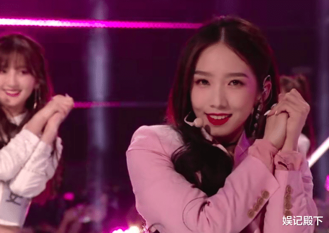 孟美岐|孟美岐伴舞上热搜，瞬间成为全民网红，这是我见过最猥琐的伴舞！