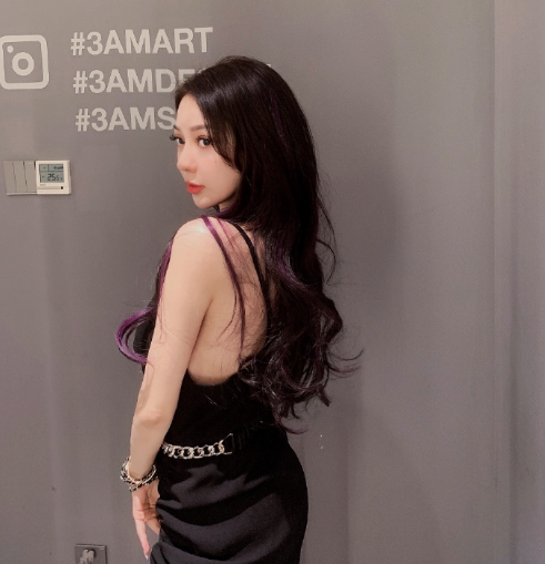 发型|郭美美做新发型摆拍堪比时尚大片,面部精致不自然,像个洋娃娃