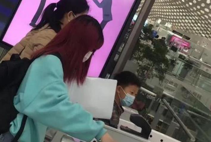 姐姐|孙卓亲姐姐机场照曝光，一头红发庆祝孙卓回家，姐姐书生气太明显