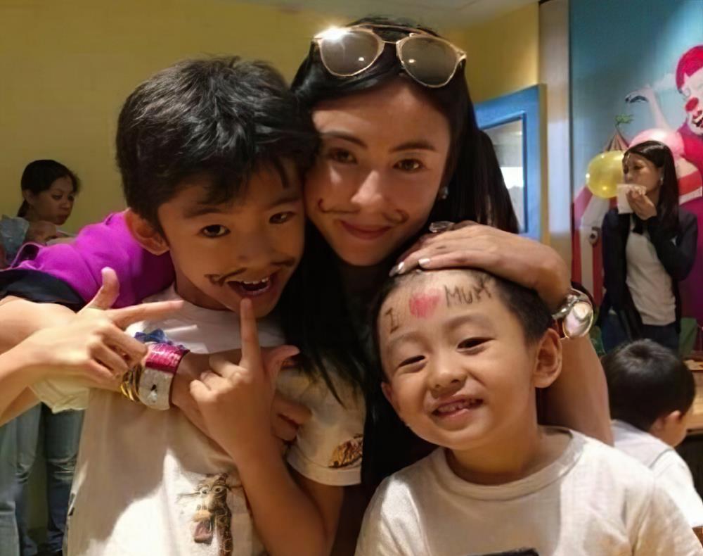 月亮|张柏芝凌晨4点起床，为儿子做3份早餐，苦于佣人不懂做早餐