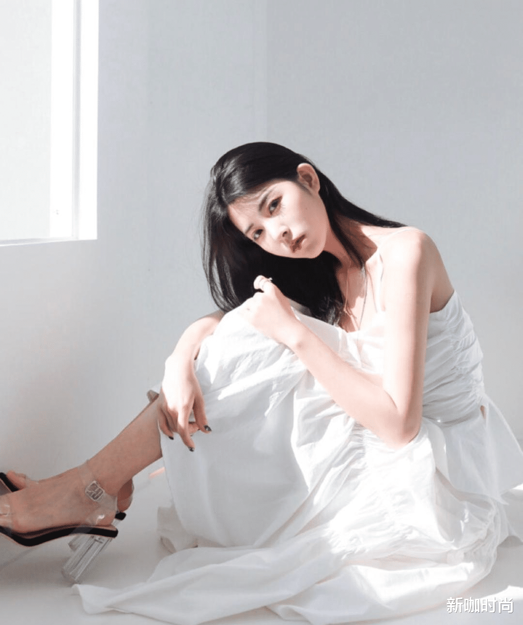 新咖时尚|李宇春越来越有女人味，穿露背裙拍大片，气质清冷又撩人