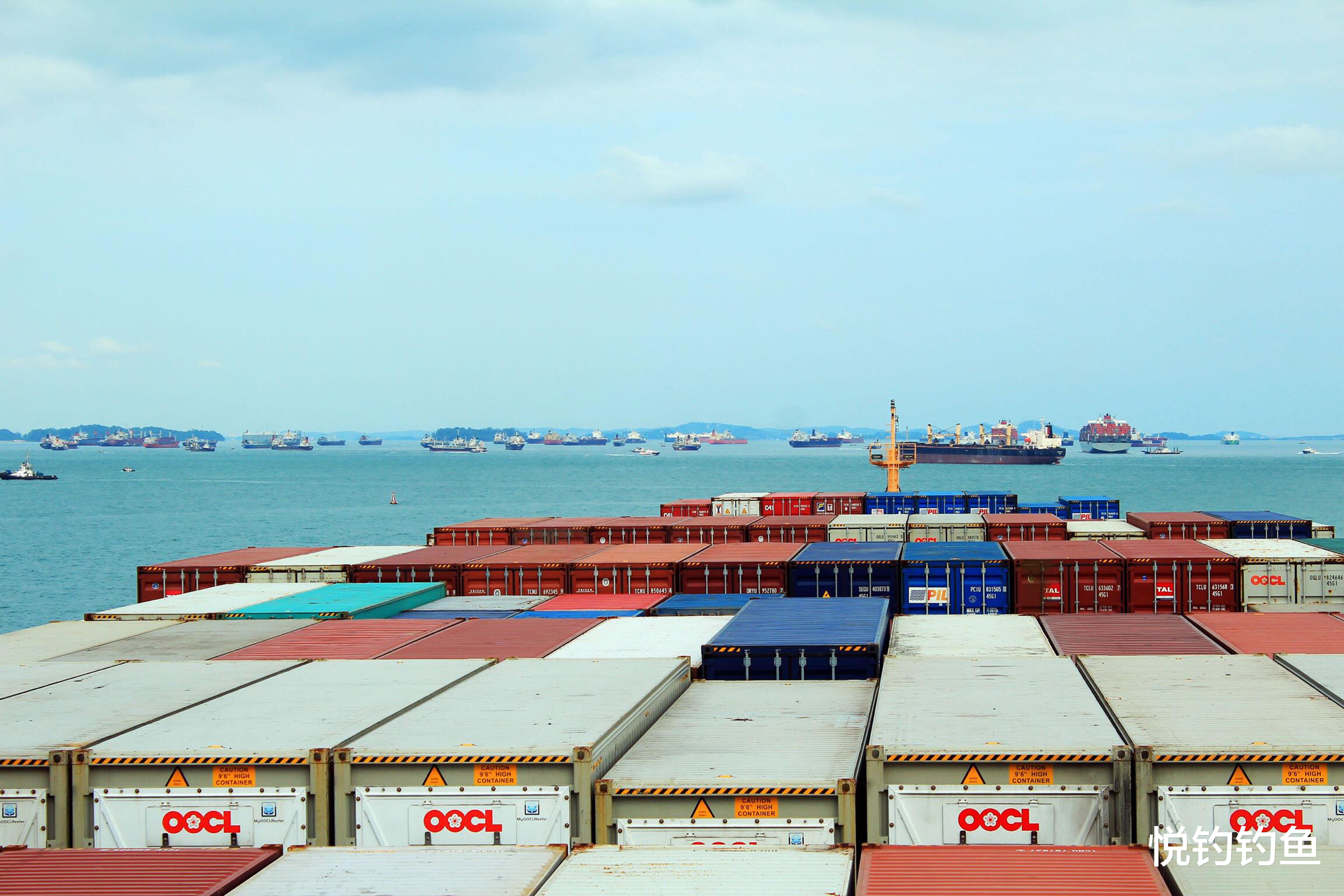 |海员在异国他乡，凭栏垂钓，有鱼没鱼都是一种寄托~