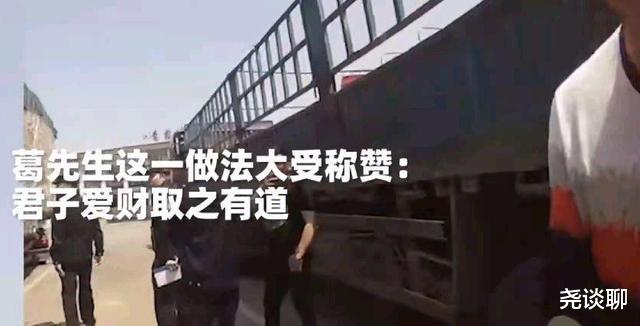 沫沫旳静好岁月 中奖1台电动车，收货时却来了30台，男子拒收请民警作证：我没拿