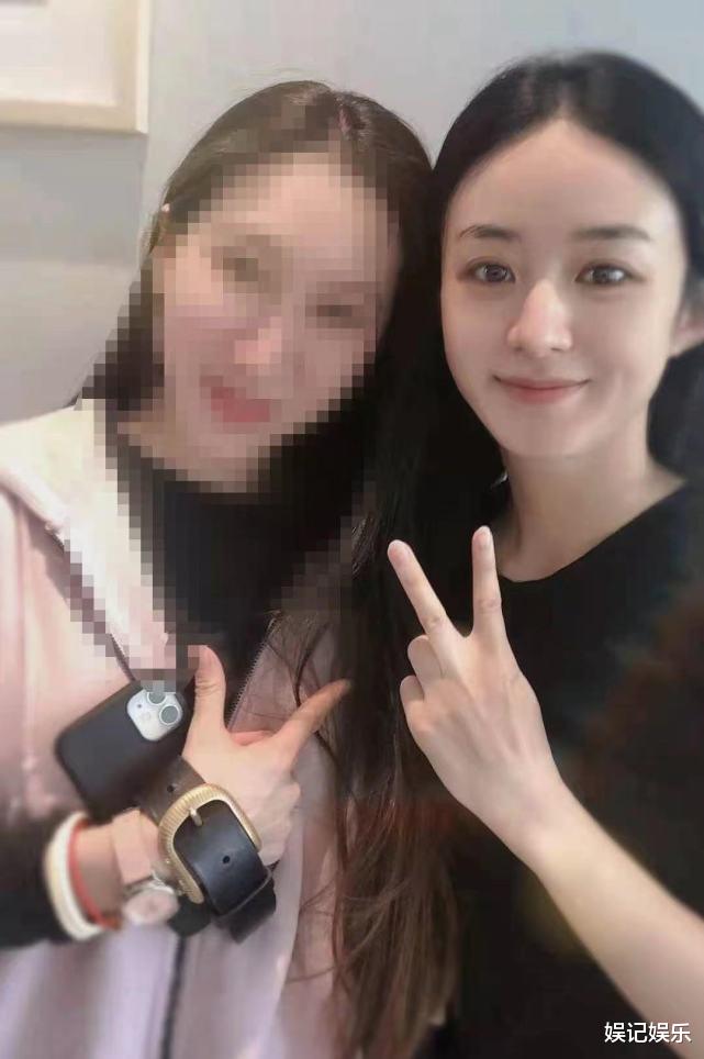 赵丽颖|赵丽颖跟闺蜜朋友圈自拍曝光，颖宝中分长发纯素颜，私下状态软萌