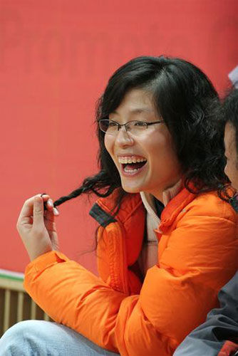 姚明|姚明近照,身材严重发福,他38岁的妻子,宛如少女显得韵味十足