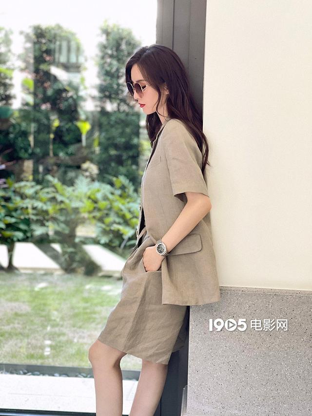 刘诗诗|夏日优雅！刘诗诗素色西装造型曝光 侧颜温婉动人