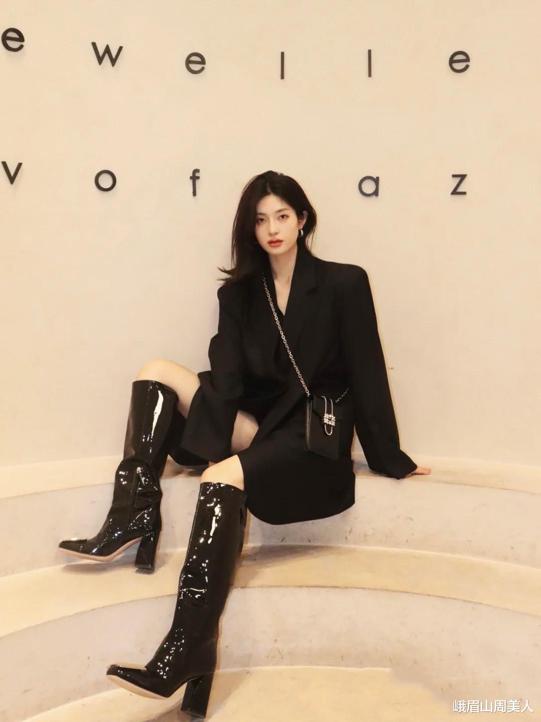 峨眉山周美人|郭碧婷最新近照曝光，穿西装配长靴很有范，但看着“臃肿”了不少
