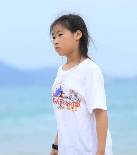 岳云鹏|岳云鹏老婆晒俩女儿，长相和爸爸如复制粘贴，姐姐腿和手臂一样细