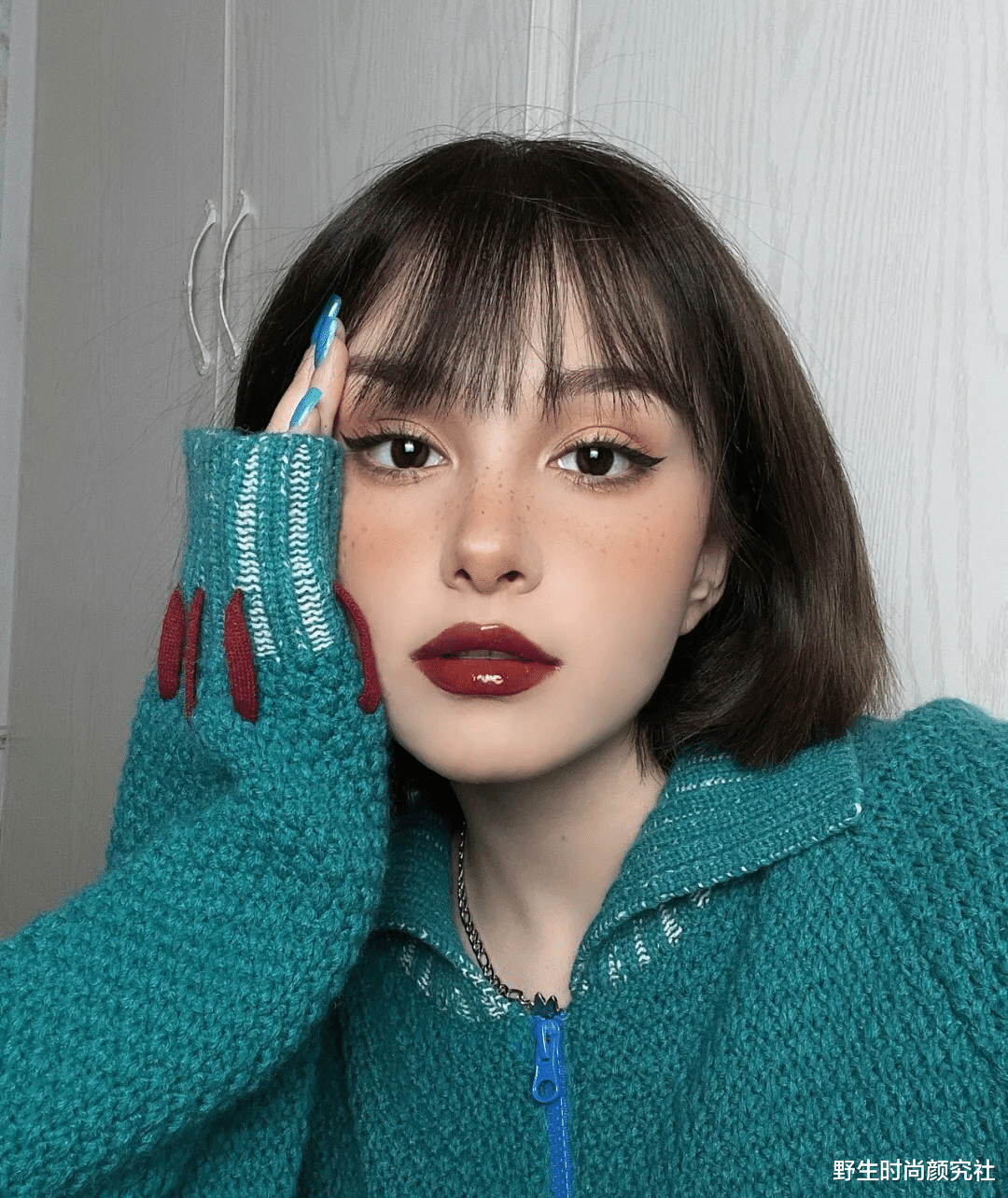 野生时尚颜究社|你会不会涂镜面唇釉?典型的3个误区,涂错了不仅油腻看着还廉价