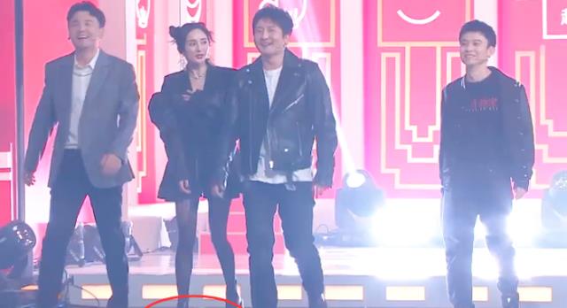 杨幂|杨幂亮相《王牌6》，谁注意她穿的啥鞋？这才是对王牌家族的尊重