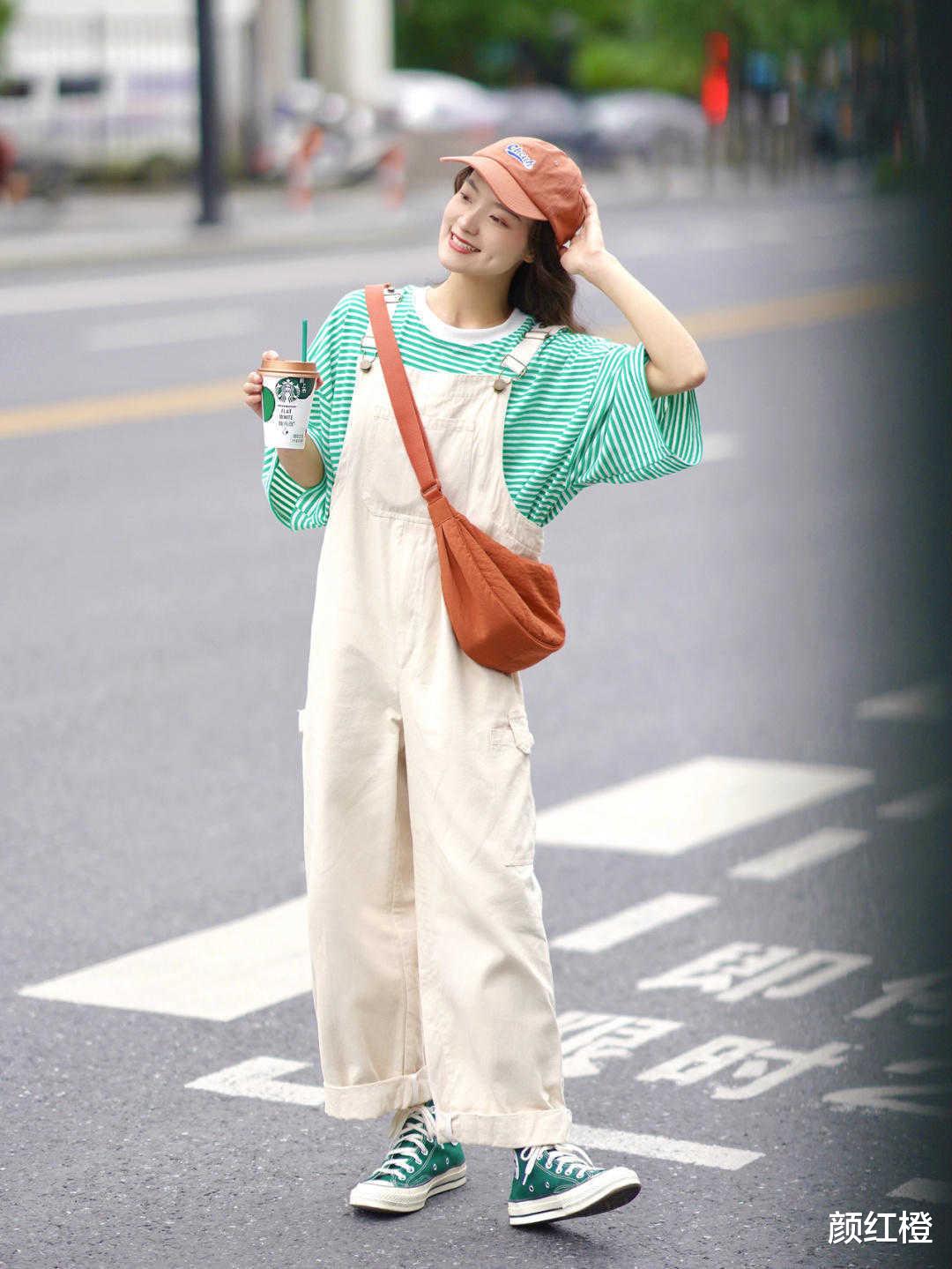 颜红橙|今年秋天，“背带裤”又火了，搭配T恤减龄俏皮又时髦，美得高级