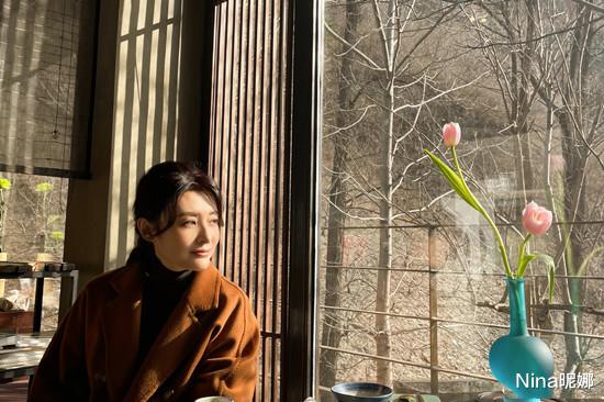 周涛|周涛现身文代会，穿大衣内搭西装打扮像资本家，肤质五官远胜佟丽娅