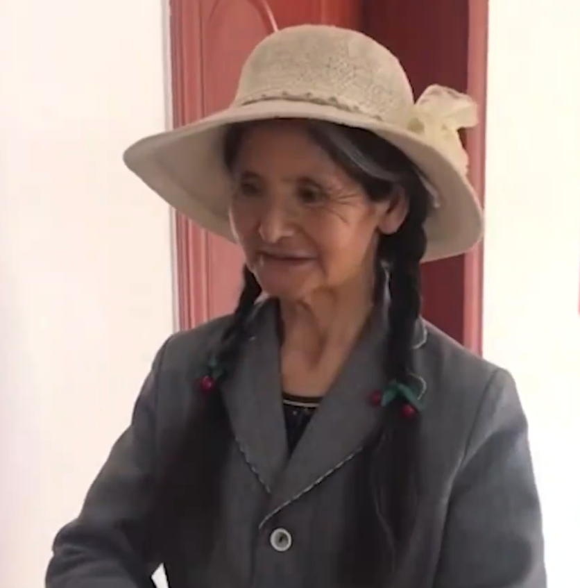 |6旬老人颜值似精灵走红，拍摄需提前预约，看清长相：排多久都值