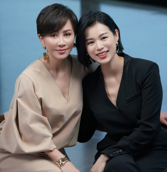 |胡杏儿言论再惹争议？被发现后秒删动态，还拉黑网友控评