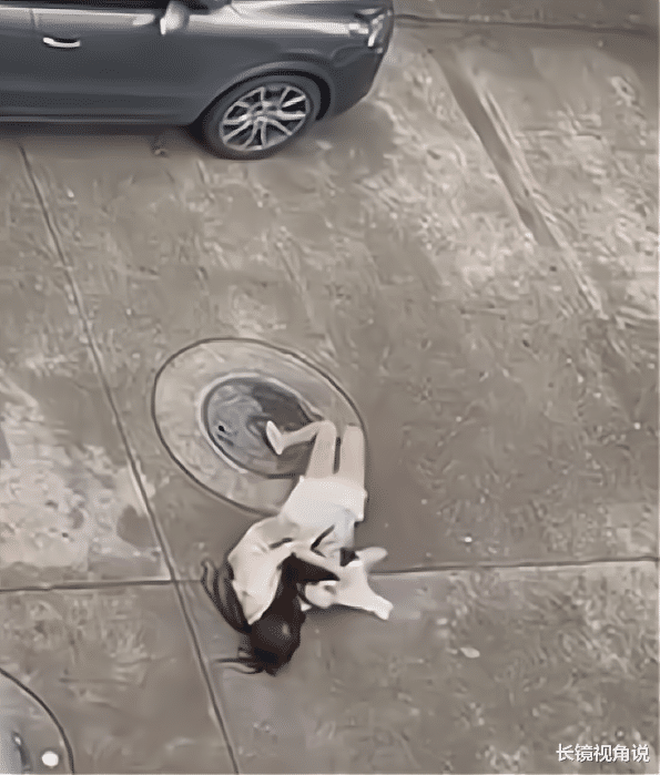 安庆 江西：2名妙龄女子为争男友互殴，从半夜打到天亮，毫无形象可言