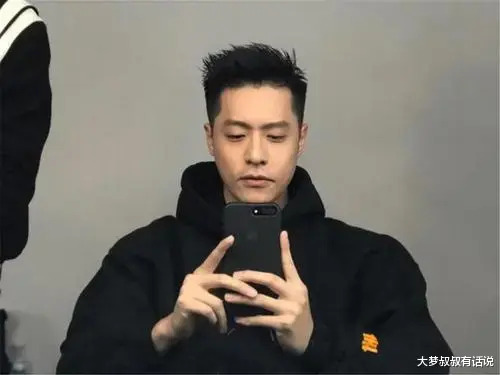 周汤豪|周汤豪元旦突PO照“搂女肩膀看烟火”晒身高差　甜喊：谢谢你的陪伴