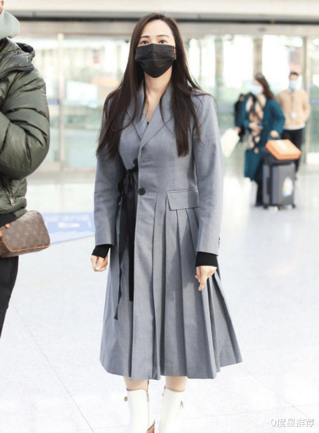 伊能静|真服了53岁伊能静！大冬天“光腿”穿大衣走机场，给00后留条活路