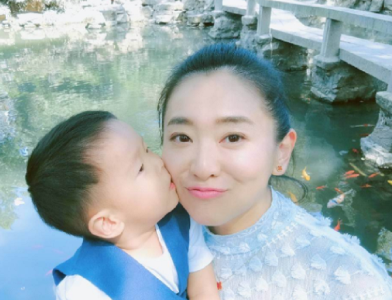 月亮姐姐|月亮姐姐富商老公罕见曝光，与刚强同框模样显老，紧抱儿子满脸笑