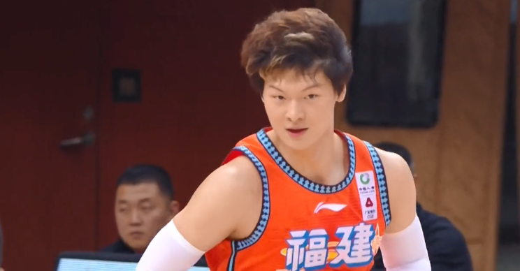 山東男籃|山東11比2扭轉局面，21歲新星9中8轟19分，連續2+1還進壓哨3分