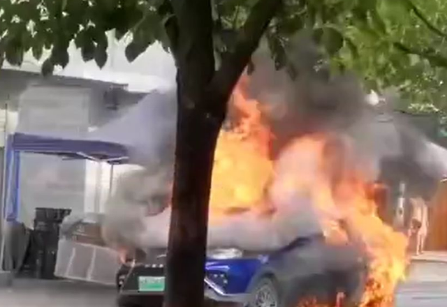 大众汽车 大众纯电动车全球首例自燃事故，网友：也不看看电池供应商是谁