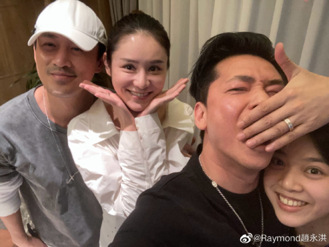 台湾|林峯携妻与训练班同学聚会，搂抱张馨月超宠溺，胡子拉碴显老气