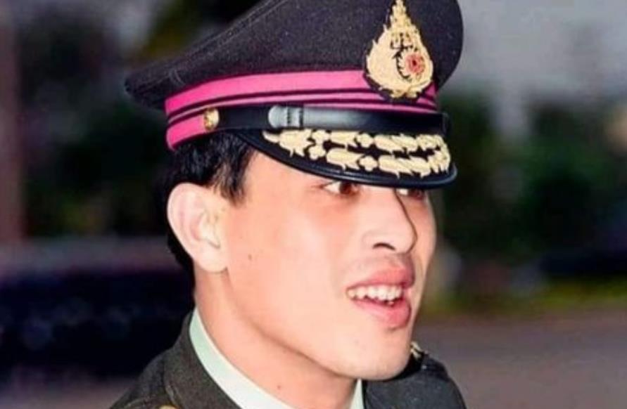 诗妮娜|69岁泰王享受新恋情,出席公务时罕见大笑,提拉蓬起了大作用