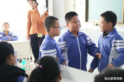 上海小学生被同学家长冲进教室扇耳光,家长报警,网友评论跑偏