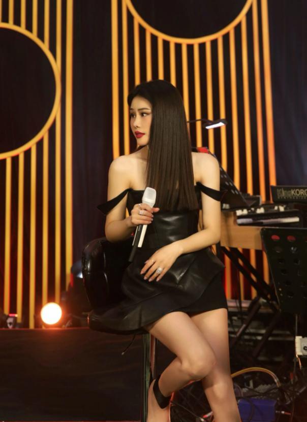 袁娅维|“肉感尤物”袁娅维，穿一字肩短裙秀身材，藏不住的女人味